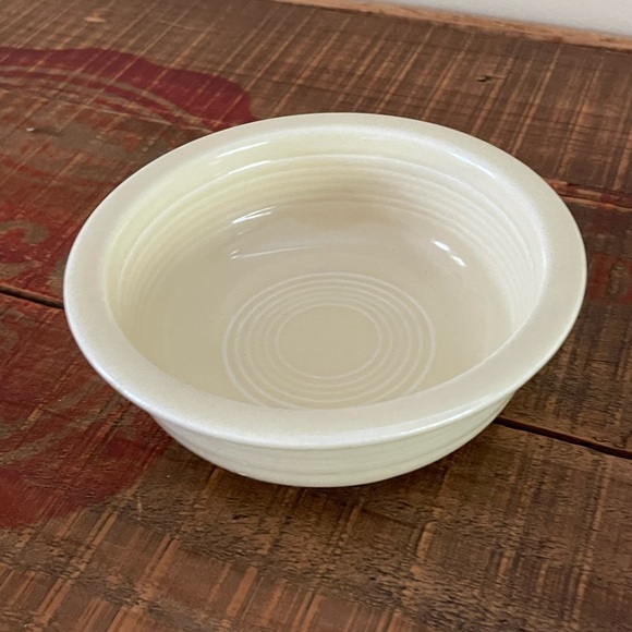 Vintage Fiestaware Ivory Fruit Bowl🍒🍊🍌 - Picture 2 of 8